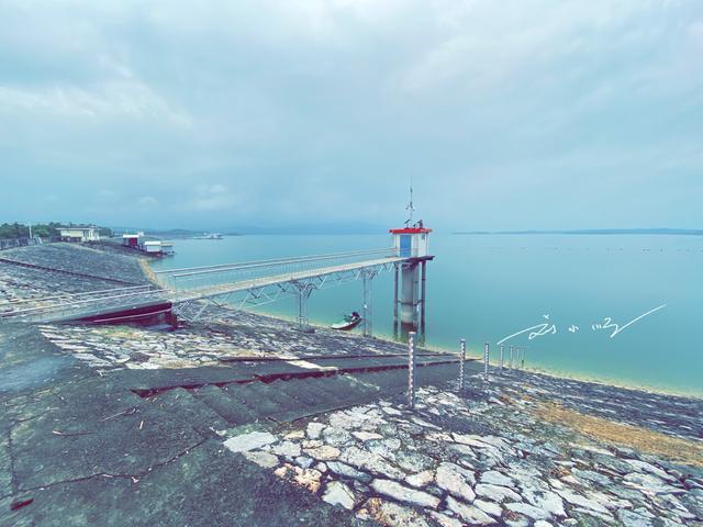 位于湖北荆州松滋市西南部的洈水风景区，是国家4A级旅游景区，地处长江三峡、荆州古