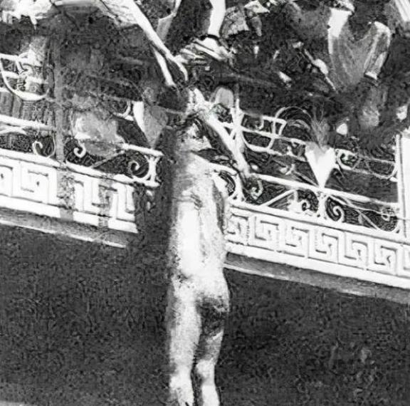 1958年，23岁的伊拉克国王费萨尔二世被处决，他的双脚被砍掉，衣服也被扒光，只
