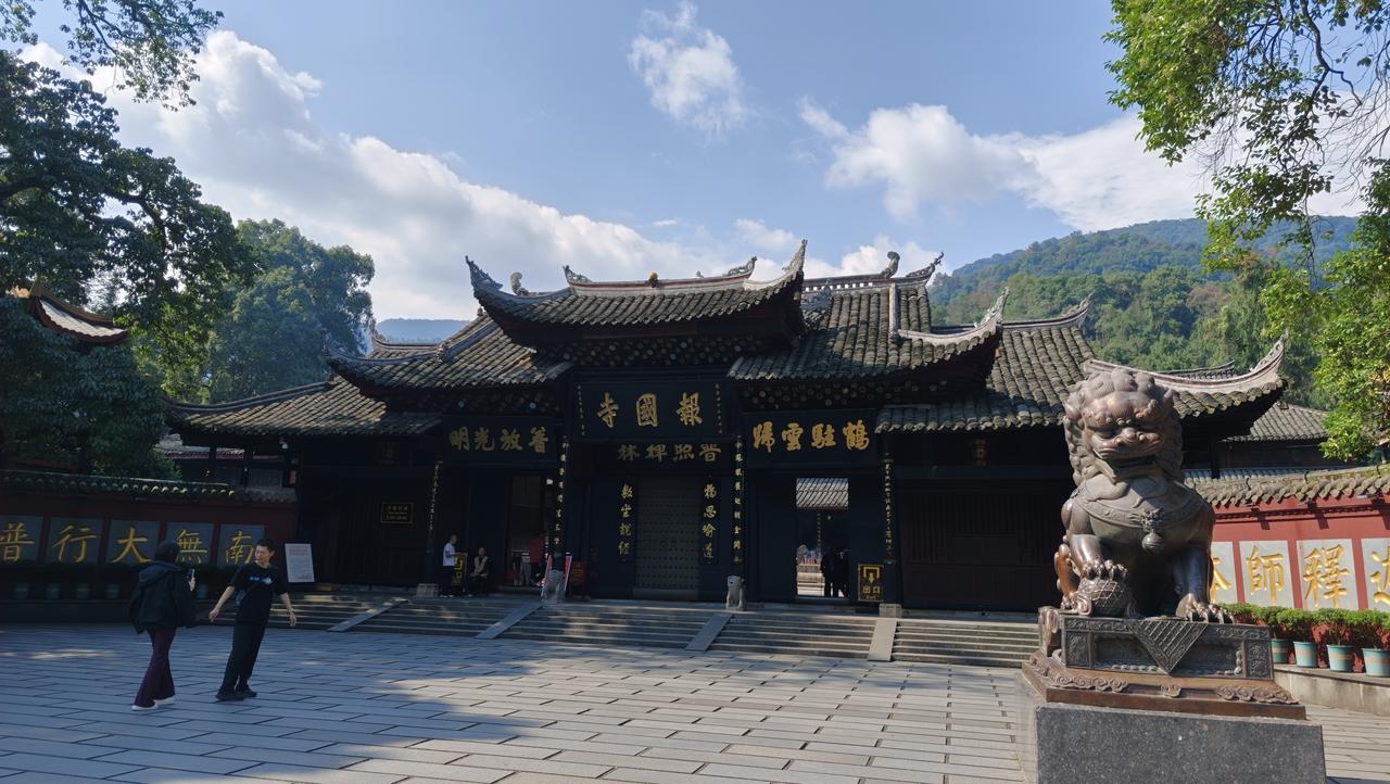 燃尽了！从报国寺出发，纯徒步直达峨眉山金顶。

全程30+公里，累计爬升3000