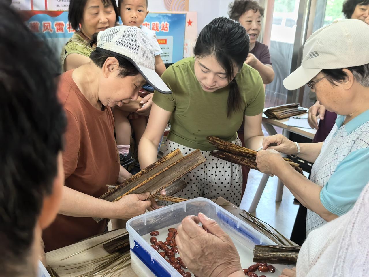 在我的提议下，溜达群里的几个姐妹都报名参加了风雷社区的端午节包粽子活动，下次社区