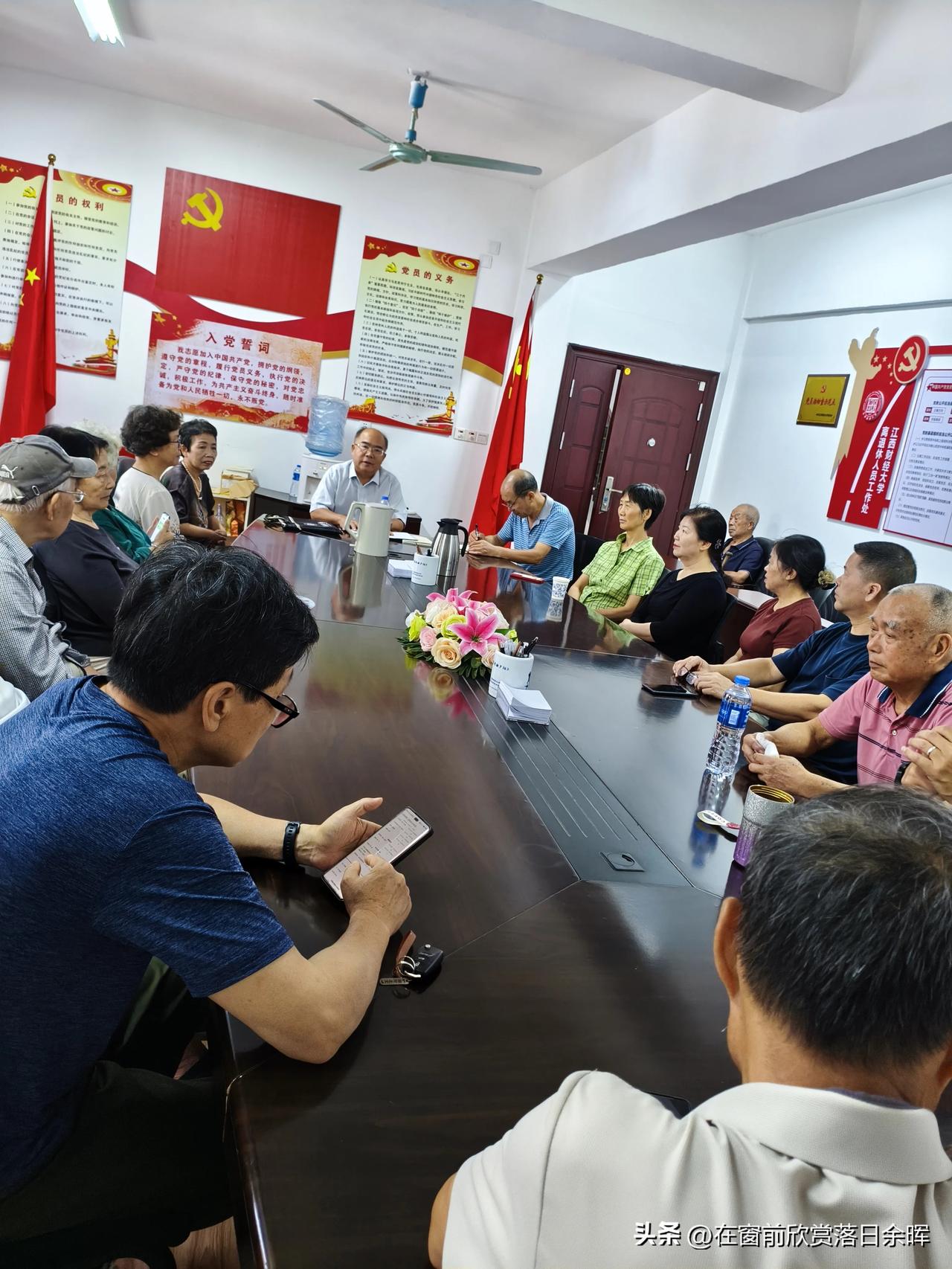 由衷敬佩这些老党员，已是八十多岁高龄，有的腿脚不便，本可以在群里简单请假，居家线