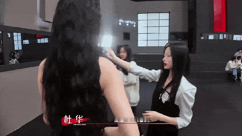 杜华往那一站自带拉票效果杜华人还怪好的 镜头捕捉到杜华台下应援画面，单单伫立一旁