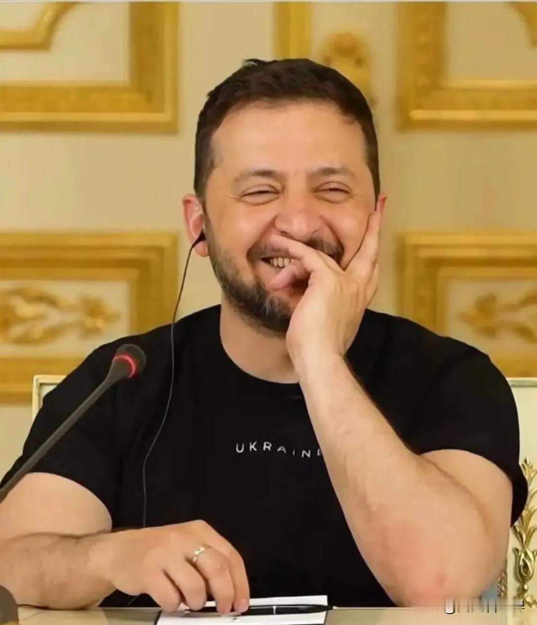 泽连斯基的一道命令让俄罗斯破防了，阅兵式直播时突然改播特别军事行动宣传片来报复乌
