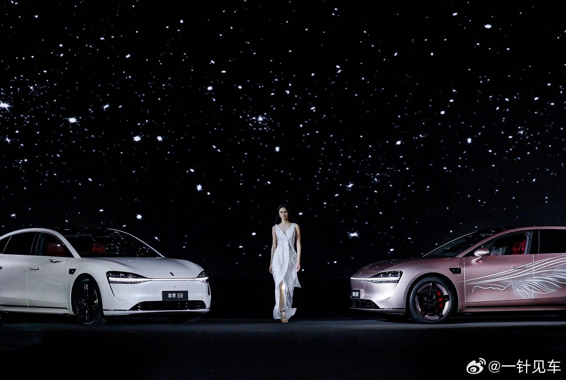 享界S9T星玫粉、享界S9月绒白，漂亮~享界粉白新车色亮相北京时装周这两款新色，