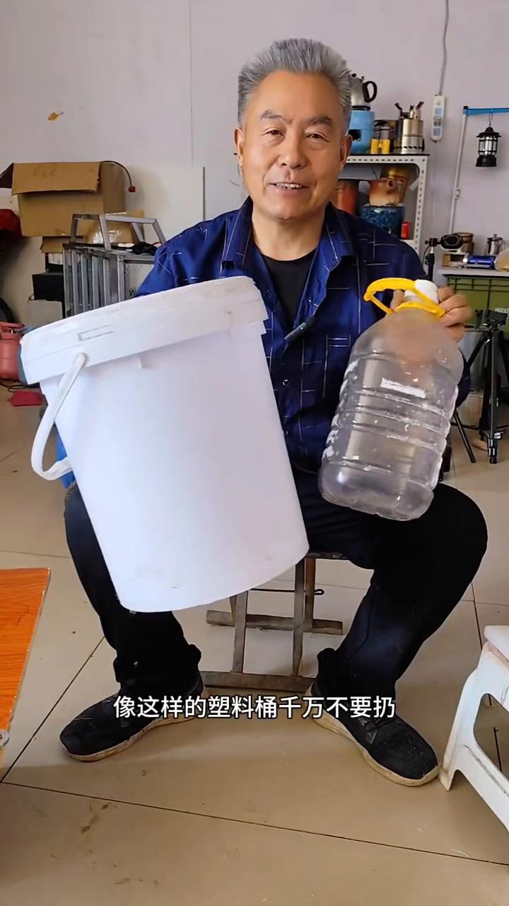 像这样的塑料桶千万不要扔，稍加改装价值翻倍。
·底下留8公分，上面12公分，把中