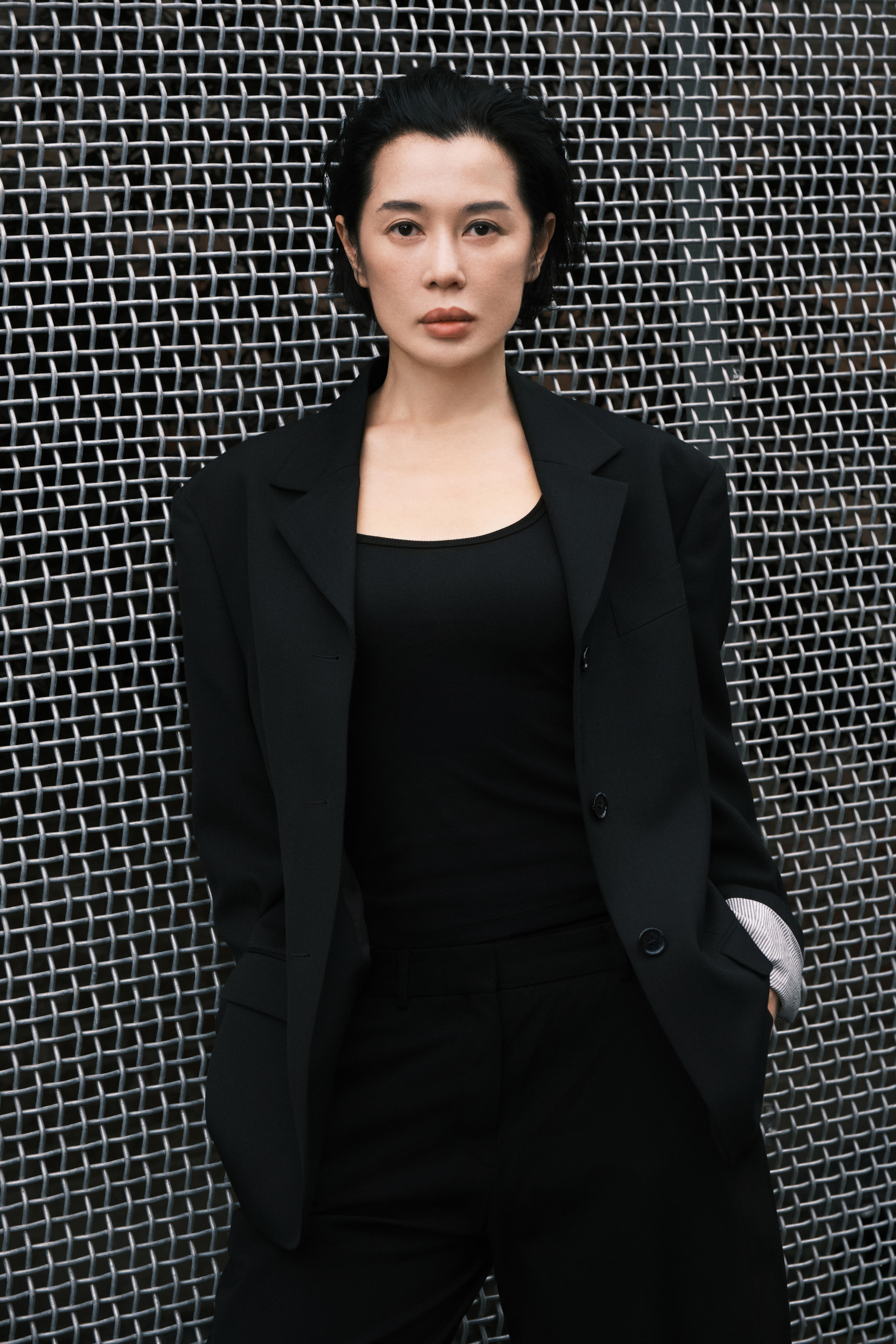 余男用作品接住了中女时代她是《战狼》里冷冽果决的龙小云，她是《杀生》里无声胜万言