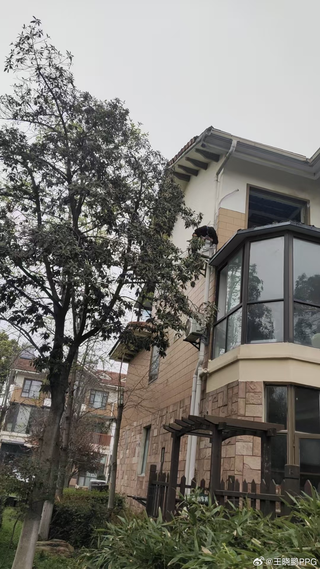 早上把我气死了早就沟通过三楼空调装侧面，类似于二楼。早上就给我发个图，这样装了，