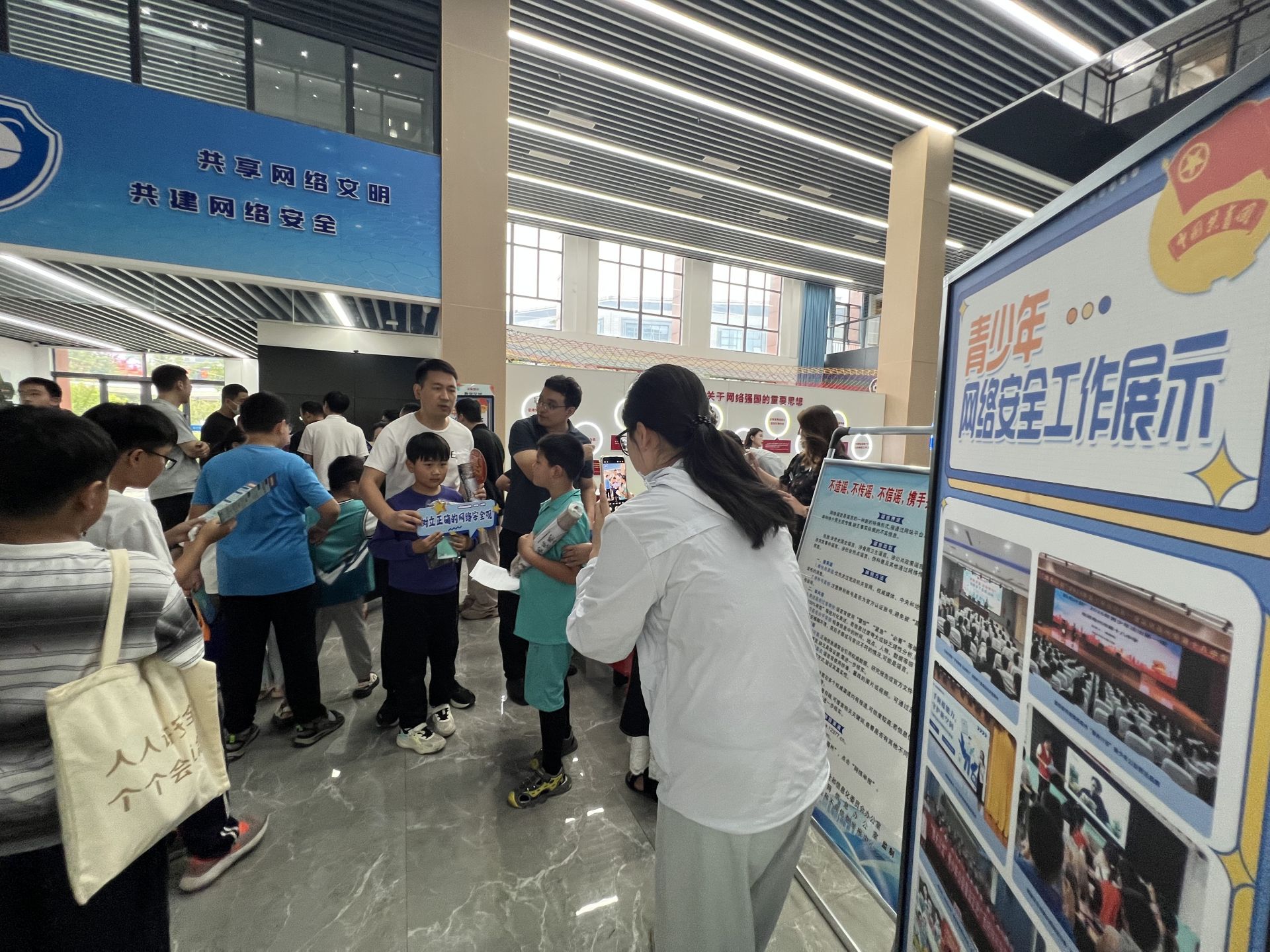 筑牢青少年网络安全屏障 我市开展“青少年日”网络普法宣传活动