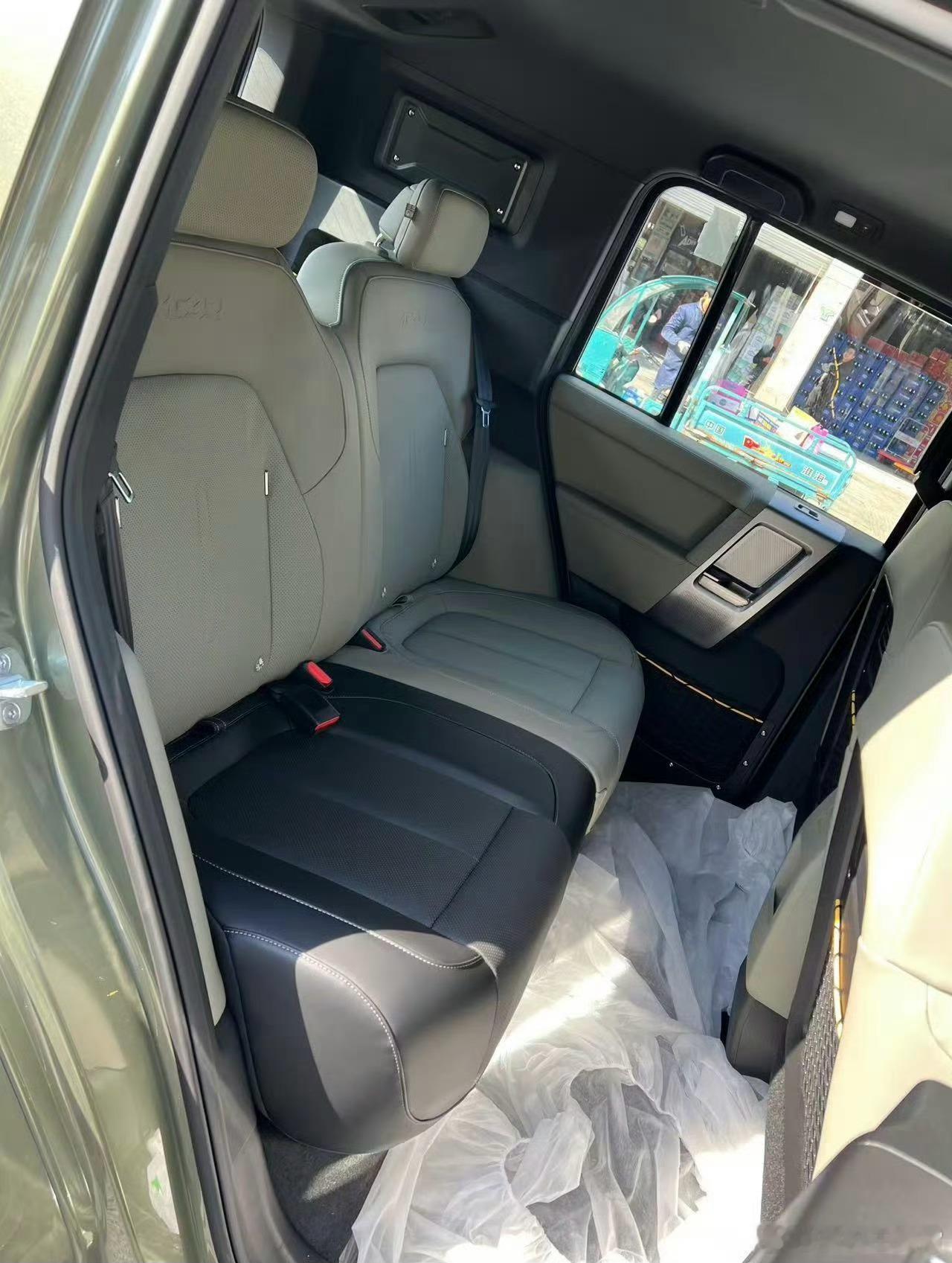 啊哈哈，这多少有点离谱啊，有车主提了辆iCAR V23之后发现，后排座椅竟然变成