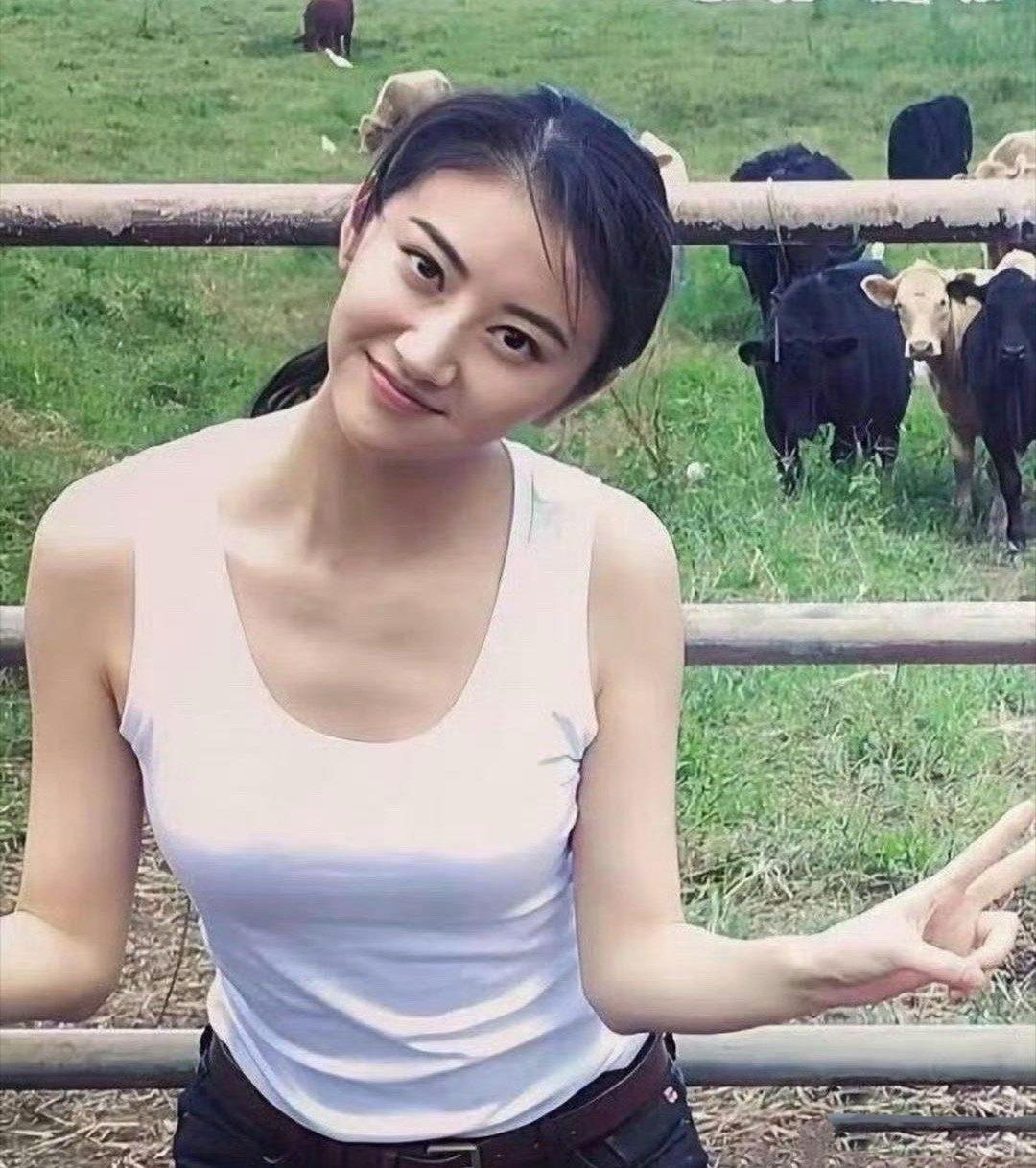 景甜早年上学时就是很多人的白月光了，你们说是吗？