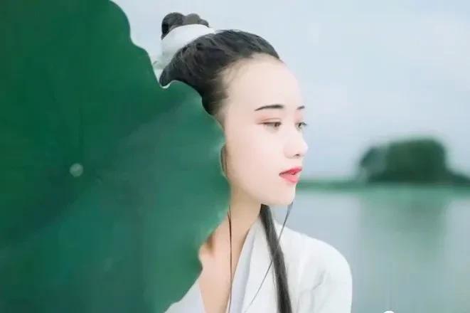 【女冠子 * 小庭深寂】空谷幽兰
小庭深寂。蛾眉蹙、莓阶久立。槛边柳、叶茂枝密。