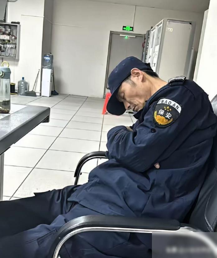 “毫无人性！连正常生理需求都不放过！”六十岁的的保安，就因为打了16分钟的盹儿，