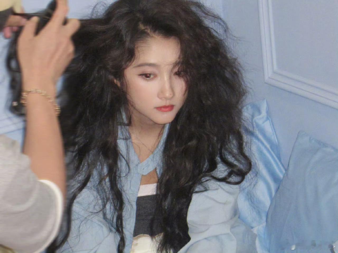 关晓彤生日发文，没注意说什么，只感觉这张脸真的太漂亮了，不要关注女明星恋情，请关
