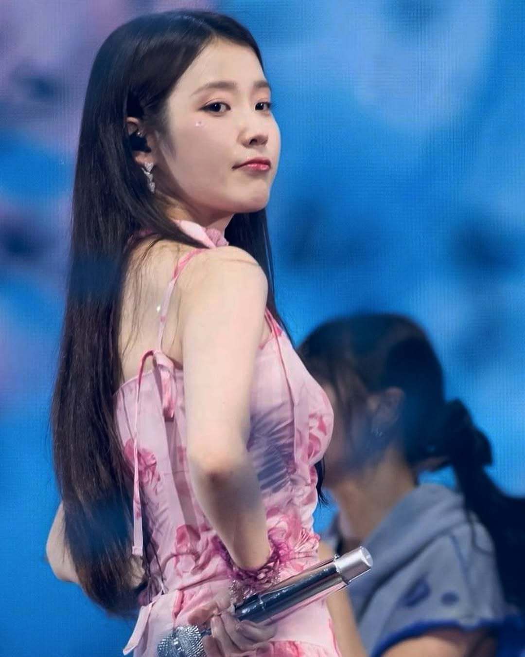 IU半转身笑 