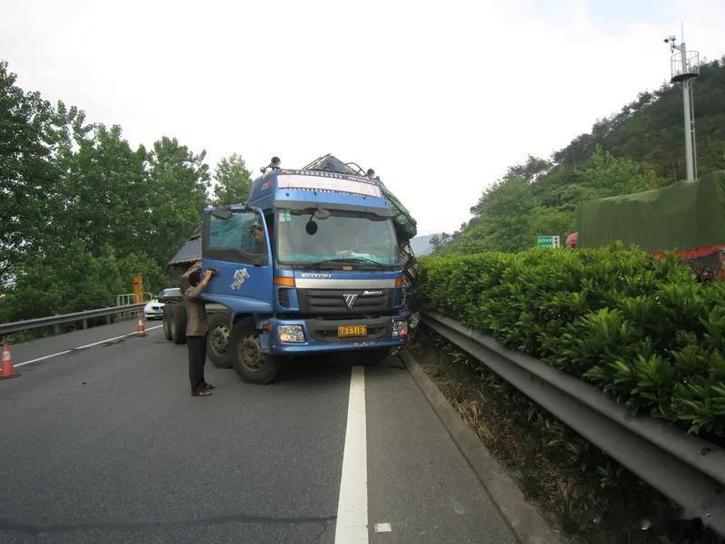 轿车抛锚4人下车20秒后车被撞变形 马年春运期间，G6021杭长高速衢州开化路段
