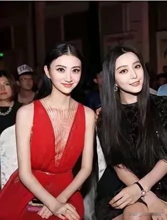 景甜万万没想到吧！
自己靠着“人间富贵花”的美貌在圈内“大杀四方”，
却被这样一