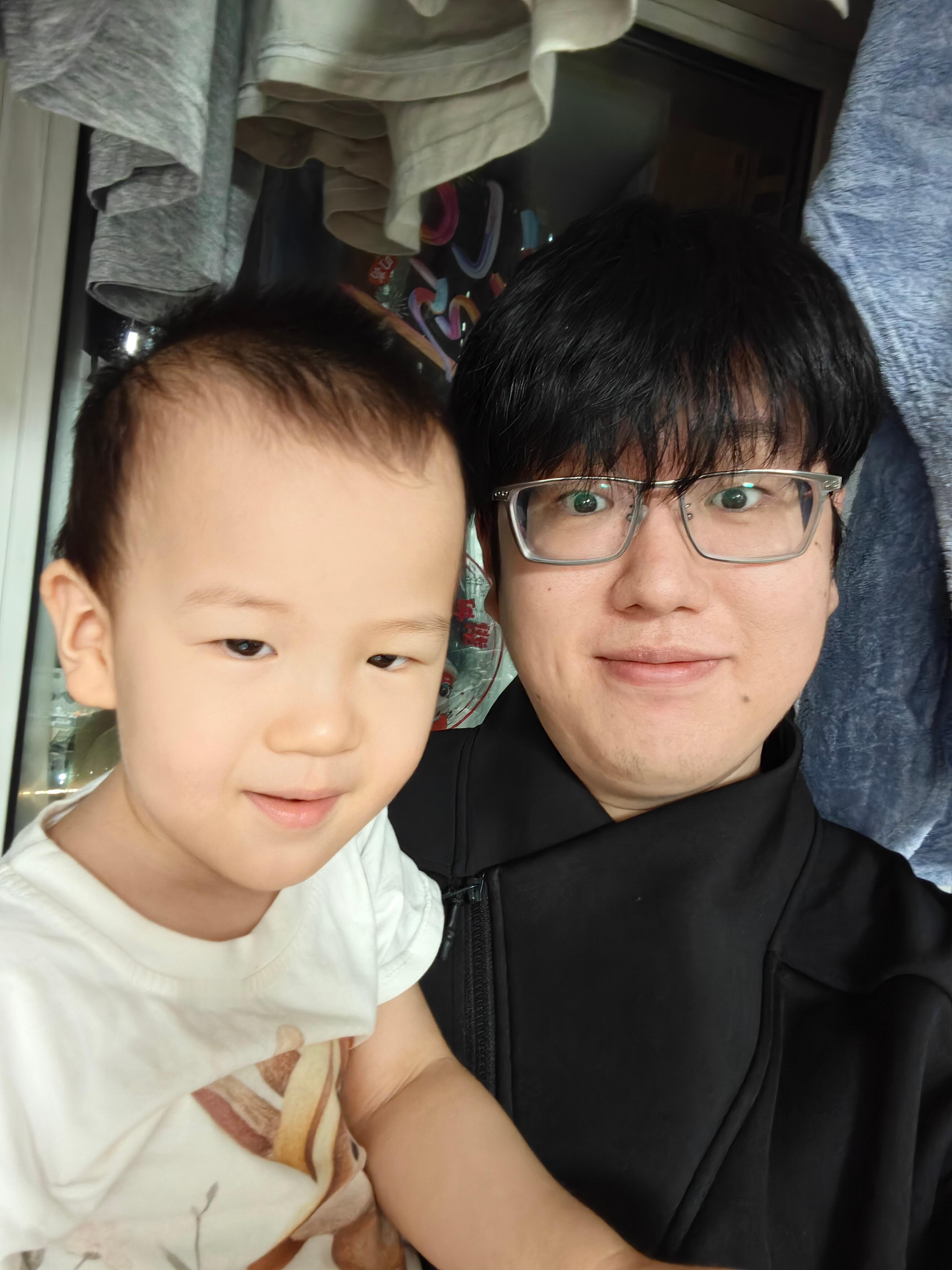 我儿子开始黏爸爸了，一回家爸爸抱~相当的开心