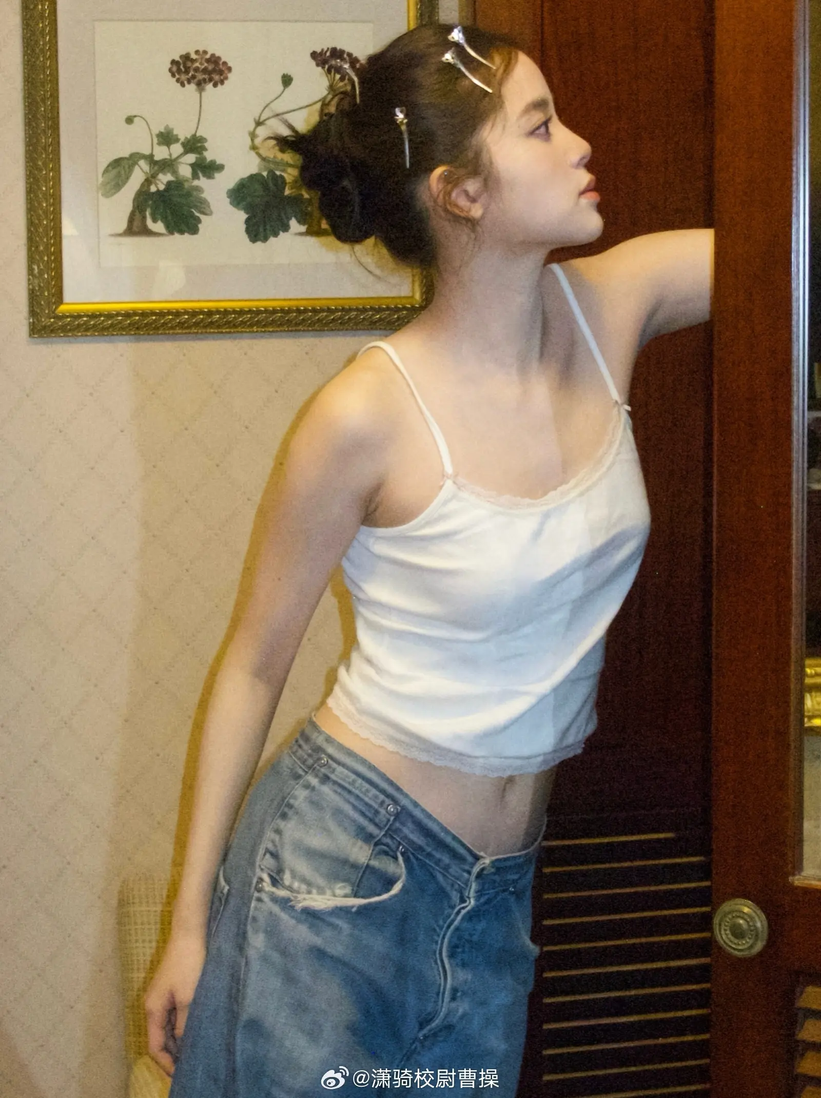 欧阳娜娜性感的吊带和白衬衫鼓鼓的胸部。欧阳娜娜性感的吊带和白衬衫鼓鼓的胸部
