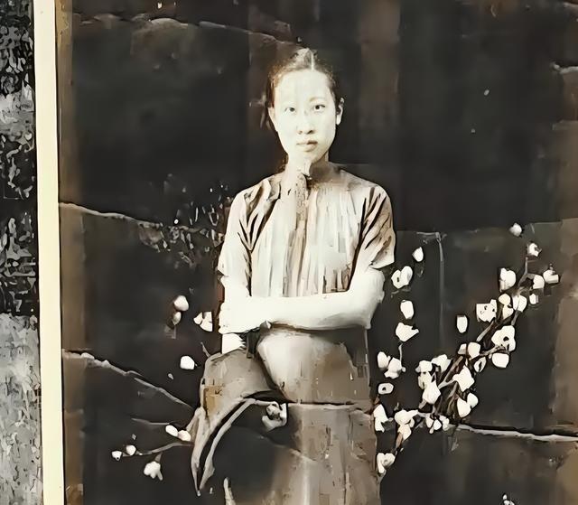 1937年，日军将18岁怀孕7个月的李秀英拖进了地下室，开始粗鲁地解她的衣扣。李