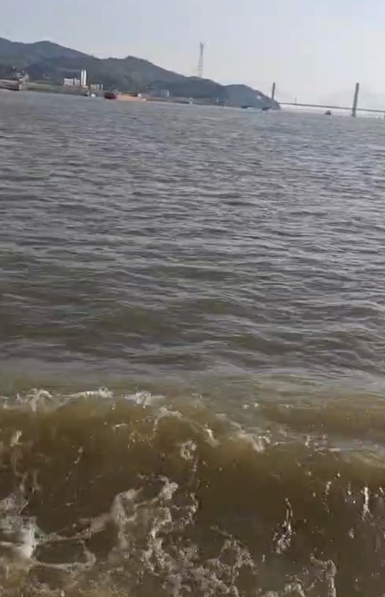 上联:轻舟逐浪千山远，邀对下联？对，野鹤闲云四海悠。