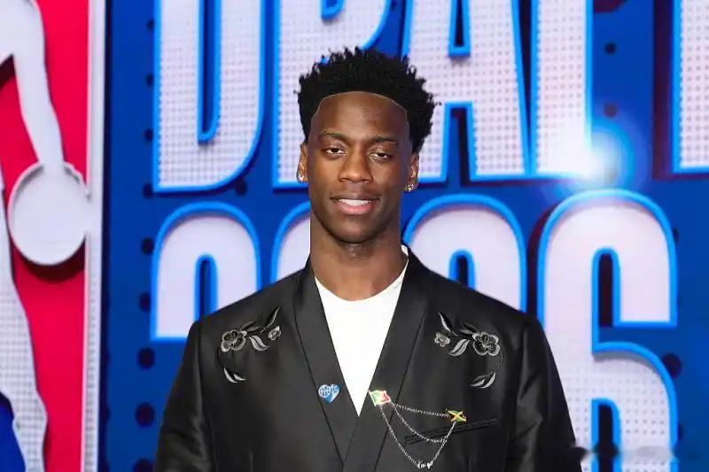 迪班萨当选NBA状元 在2026年NBA选秀大会上，来自于杨百翰大学的小前锋迪班