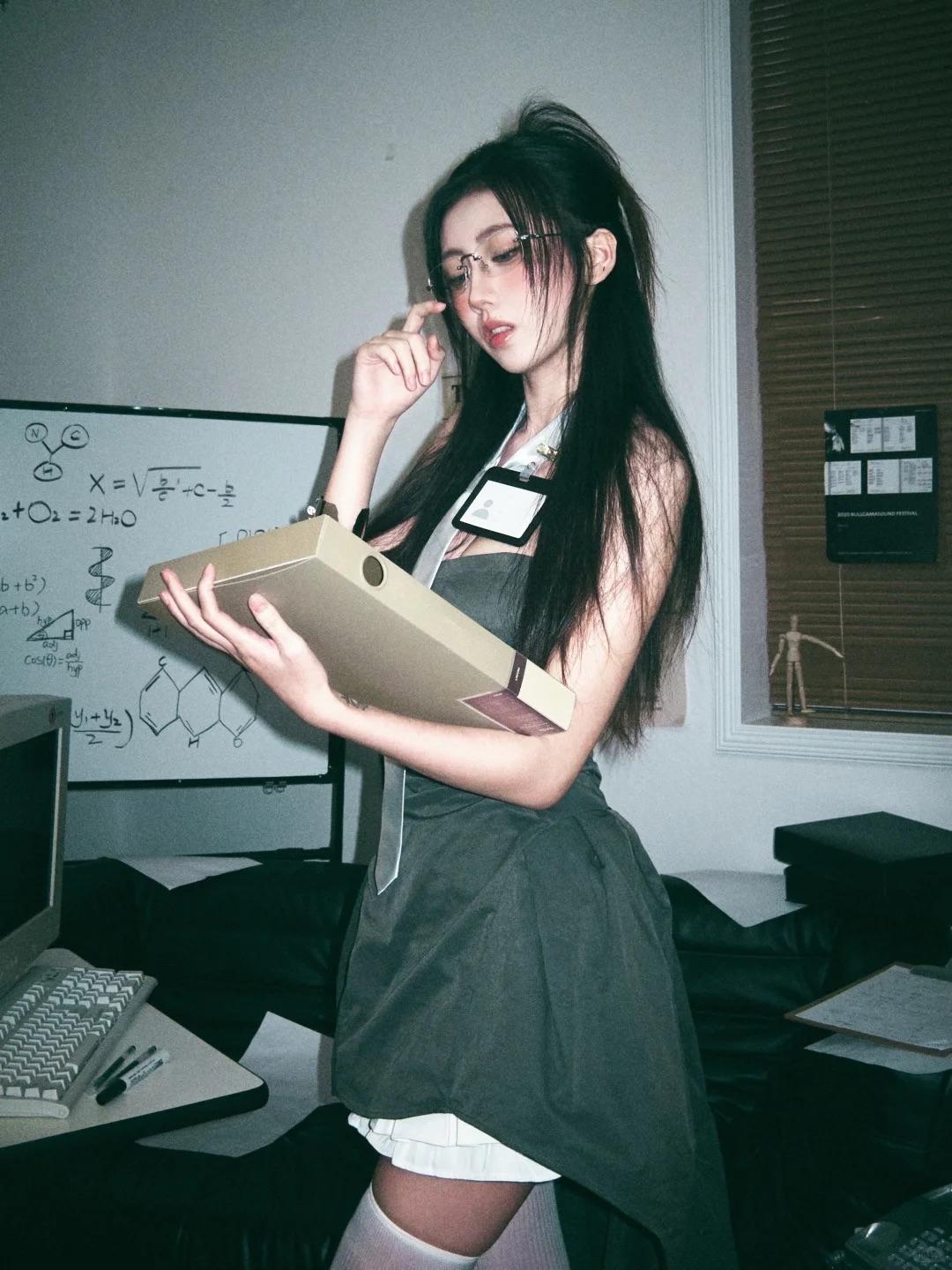 轻复古职场风写真｜眼镜+工牌+ clipboard，妹妹的御姐氛围感绝绝子～
