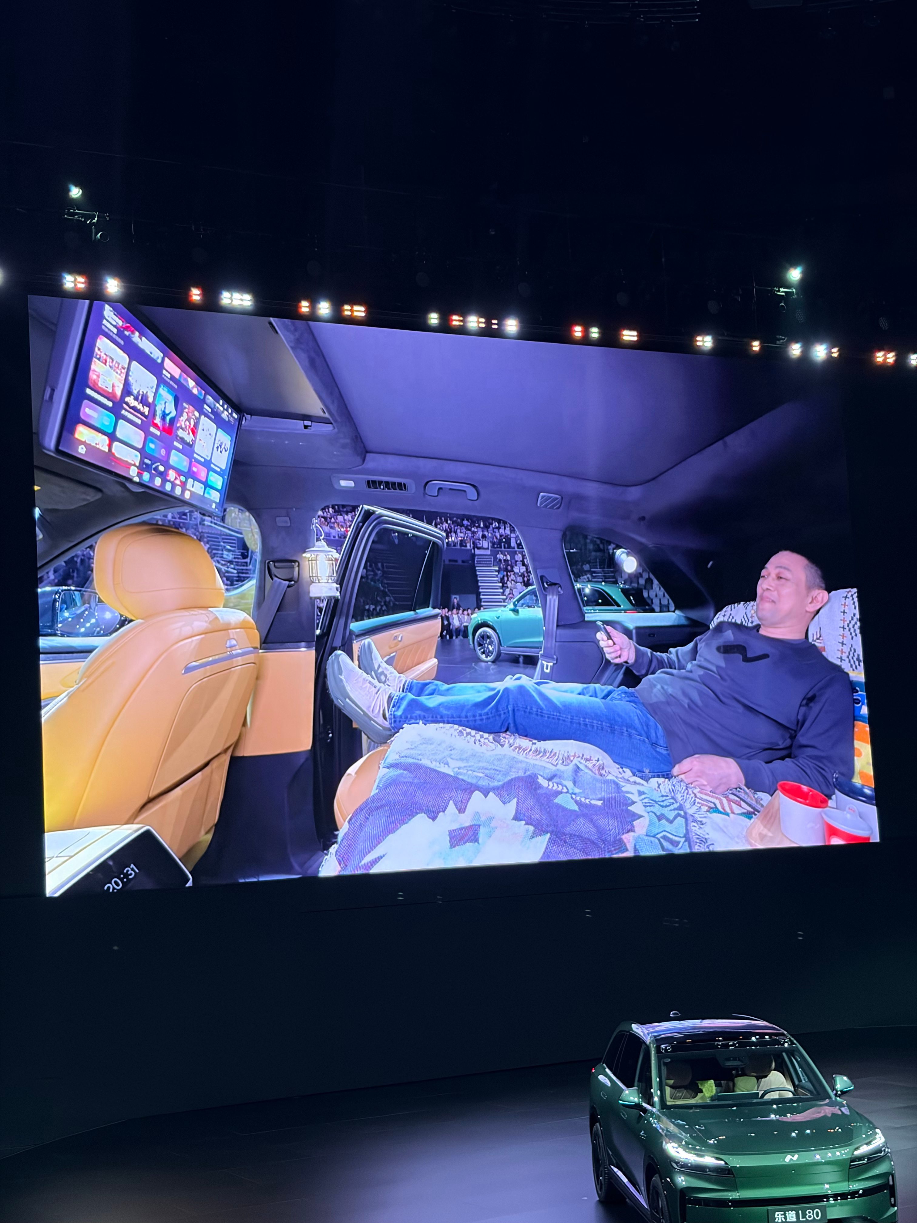 斌哥现场随车大小趟了！该说不说，这才是车内观影的最佳姿势，乐道L80这个后排空间