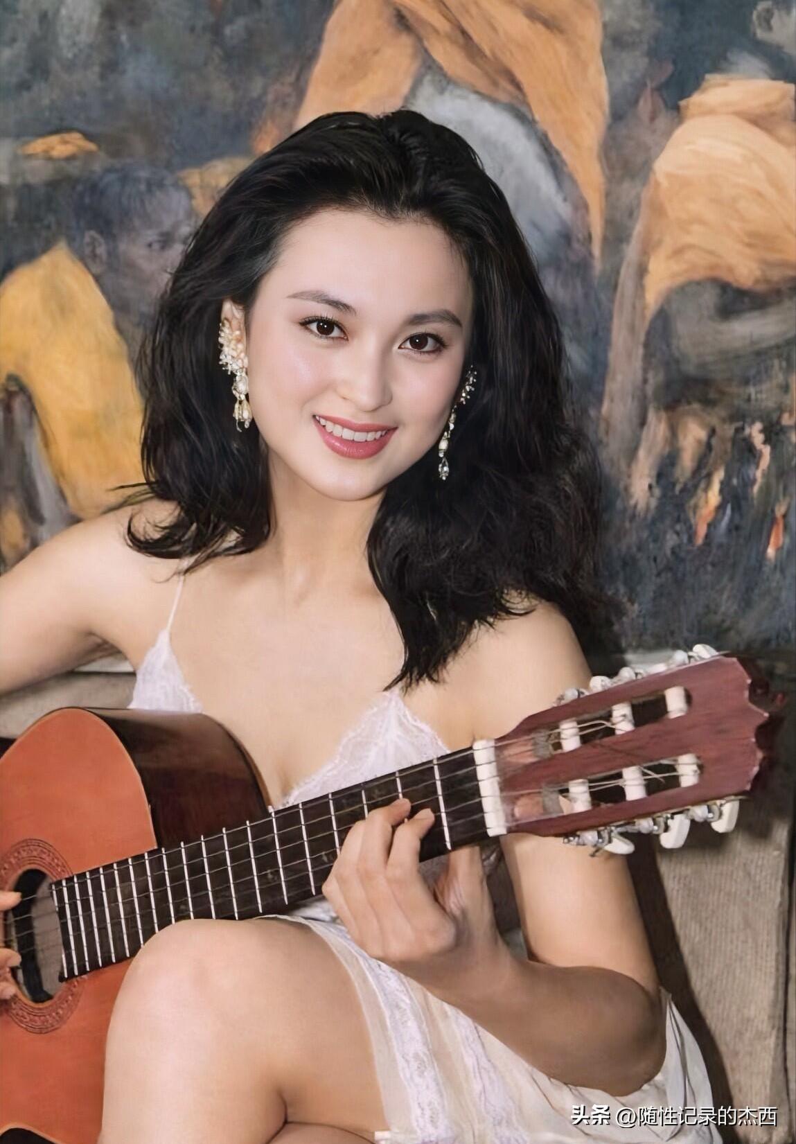 她好美啊，年轻时候的这长相，不愧是九十年代第一古装美人。长相端庄大气，五官立体感