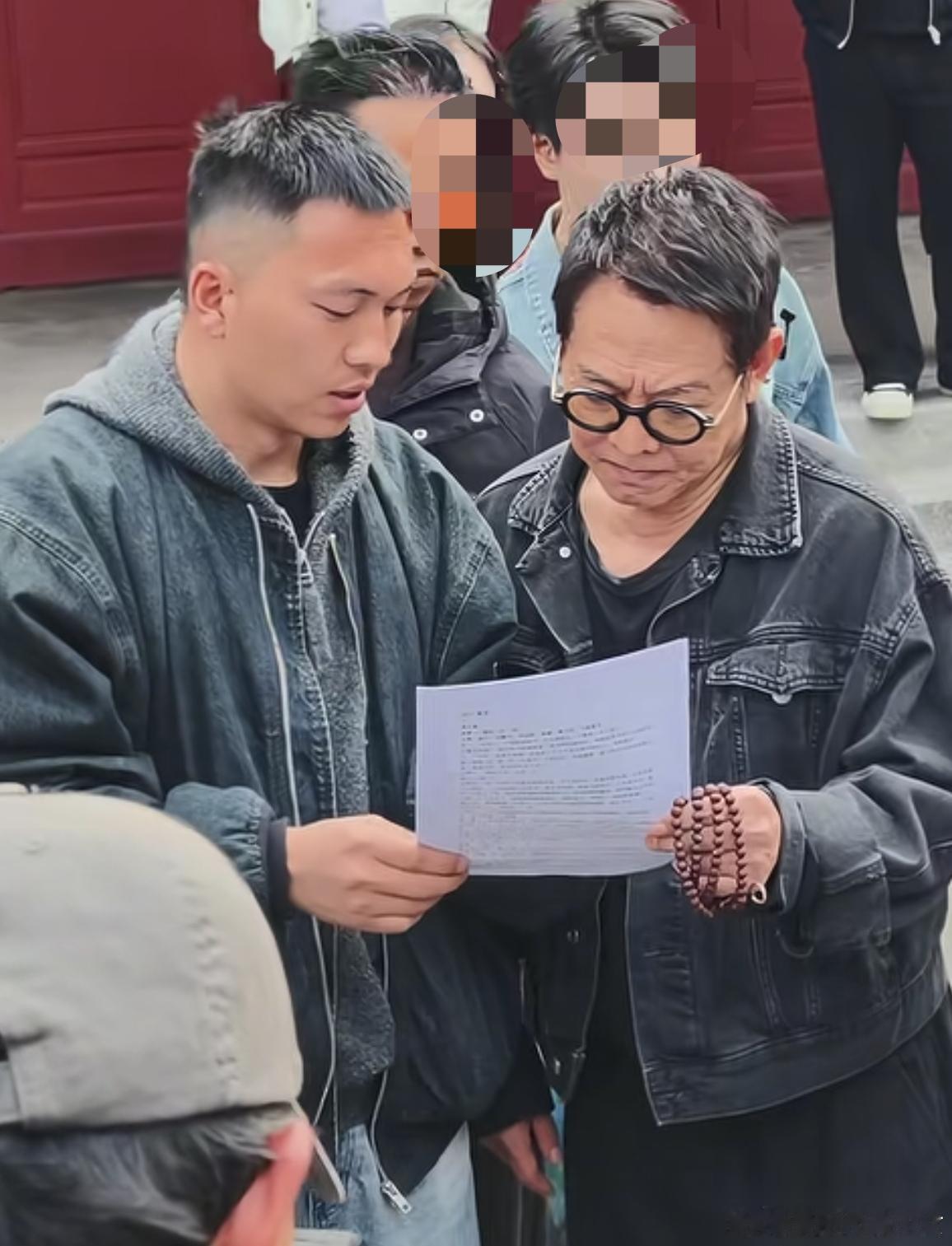 李连杰拍短剧这件事闹得越大， 我猜现在不只是李连杰慌得不行，导演估计也有点难受！
