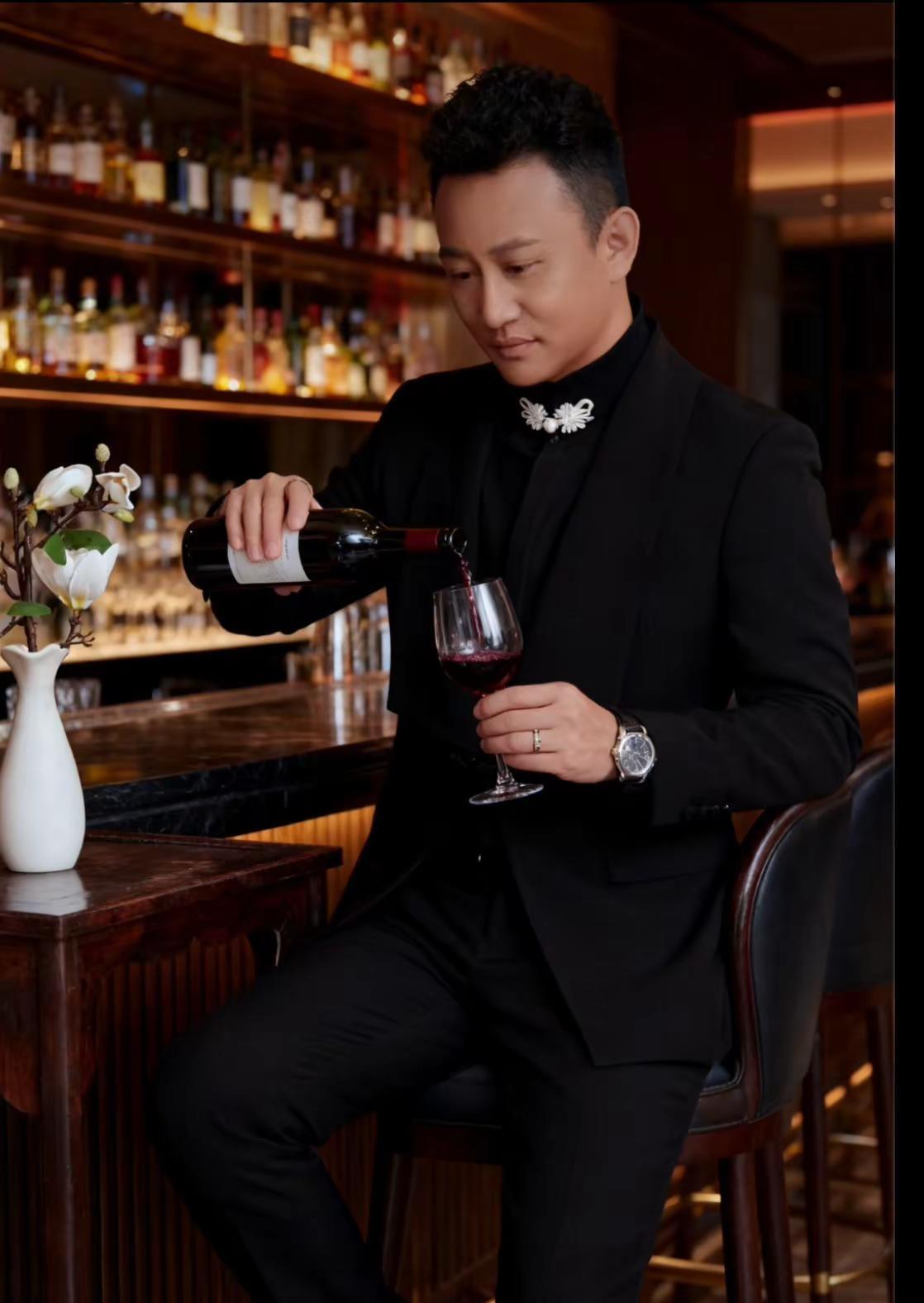 氛围感简约款微醺是生活最好的状态，一杯敬过往，一杯敬自由。杯中藏日月，酒里度春秋