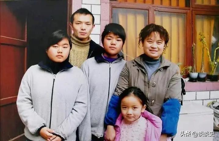 1998年，贵州22岁保姆，无奈带着被雇主遗弃的5岁双胞胎投奔娘家，父亲嫌丢人，