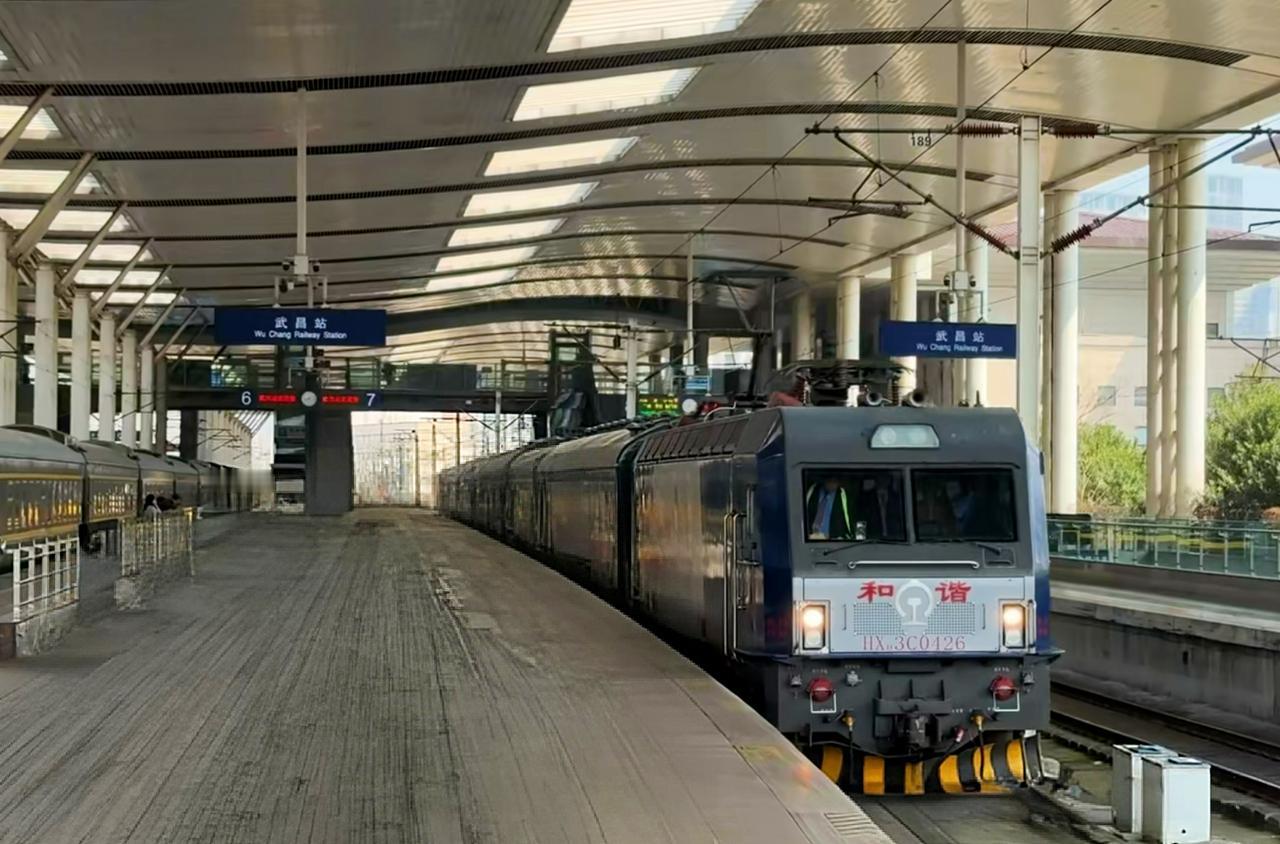 武汉环线火车80多公里全程6元，区间最低2元，跑一圈最快不到2小时，还能坐着看遍