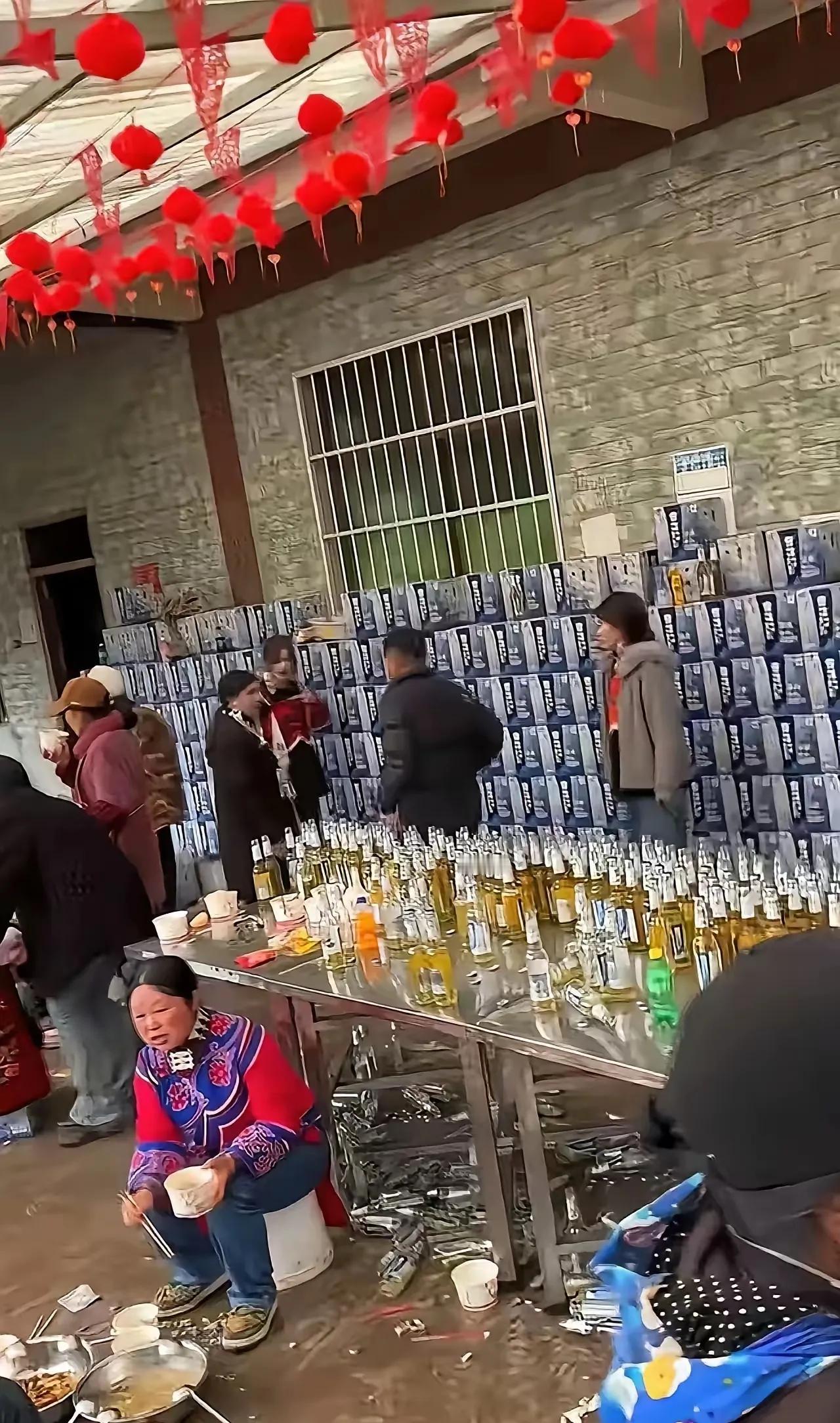 不懂就问，这是哪个地方举办婚礼？竟然喝那么多啤酒！