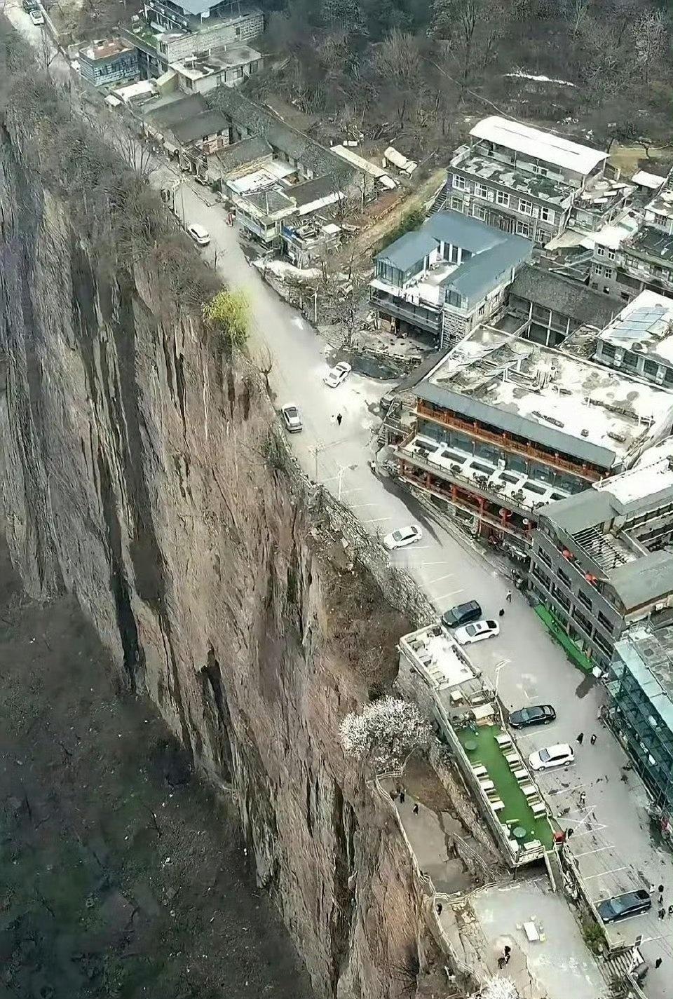 一个敢施工，一个敢住