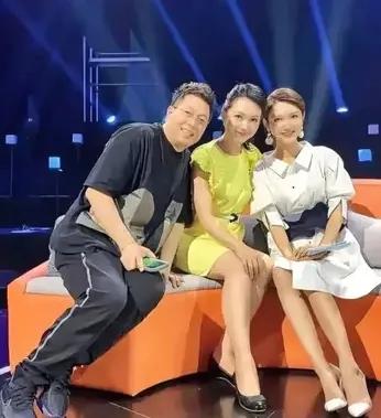 中间的美女虽然是地方台的， 但主持功力一点不输左右两位好友。她长相甜美，主持节目