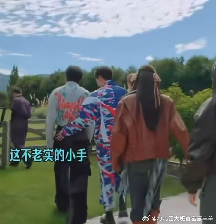 刘宇宁那粉嫩卫衣穿得还挺得意，被王玉雯一句"老来俏"问住，半天才憋出仨字。宁哥这
