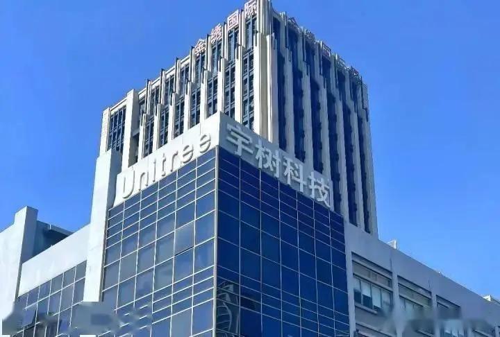 8月17日，宇树科技发布人形机器人"超人"：腿长0.85米、身高约1.5米，原地