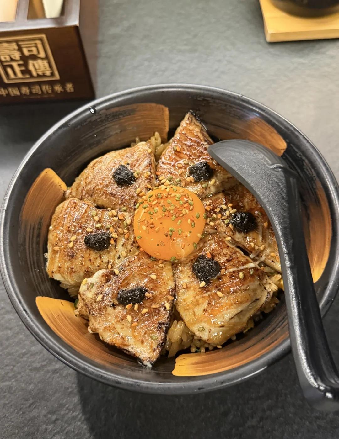 广州鹅肝饭拔草
作为寿司郎鹅肝寿司狂热爱好者
这几天特别想吃鹅肝饭
搜到了这家褒