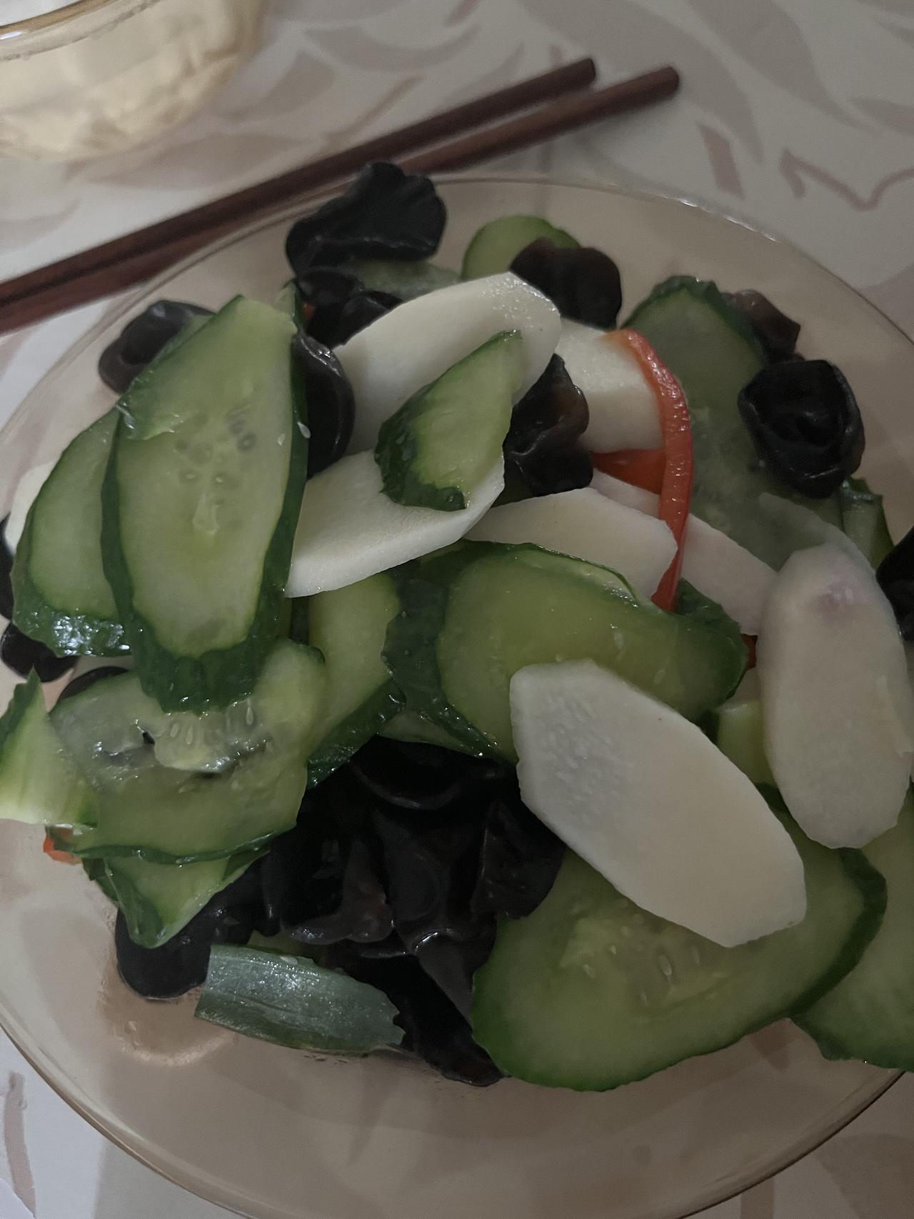 简单饭菜，素食为主
主食；馒头片
菜；土豆丝，黄瓜山药炒木耳
汤；银耳加抽肉粥