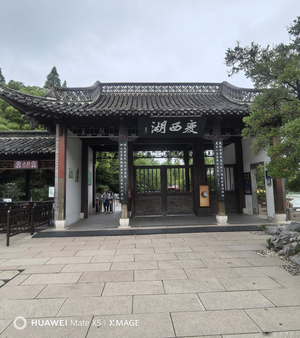 踏入园中，我才算真切体会了“烟花三月下扬州”的万般诗意，一路行来，整个人都被眼前