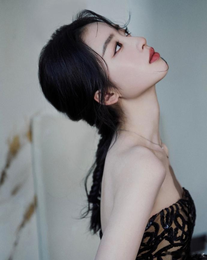 金鸡奖上的邓恩熙自信满满，镂空亮片裙让她的身姿更加挺拔，搭配上冷峻的垂发，展现了