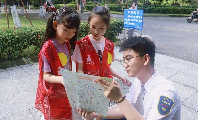 成都地铁联合玉虹村社区共同举办了以“文明随轨延伸，礼仪伴你同行”为主题的地铁文明