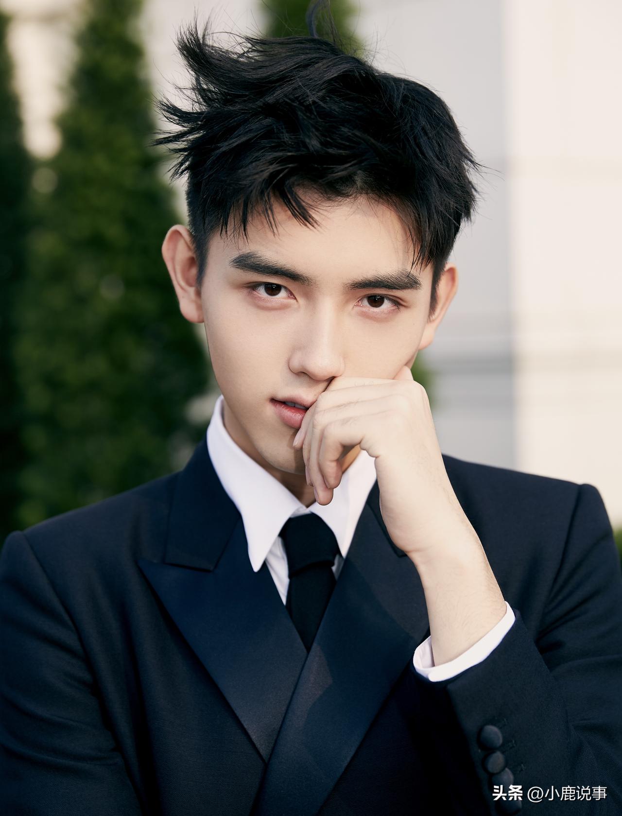 人设立得越完美，翻起车来越打脸。陈飞宇一直给人家教好、规规矩矩的形象，结果被曝出