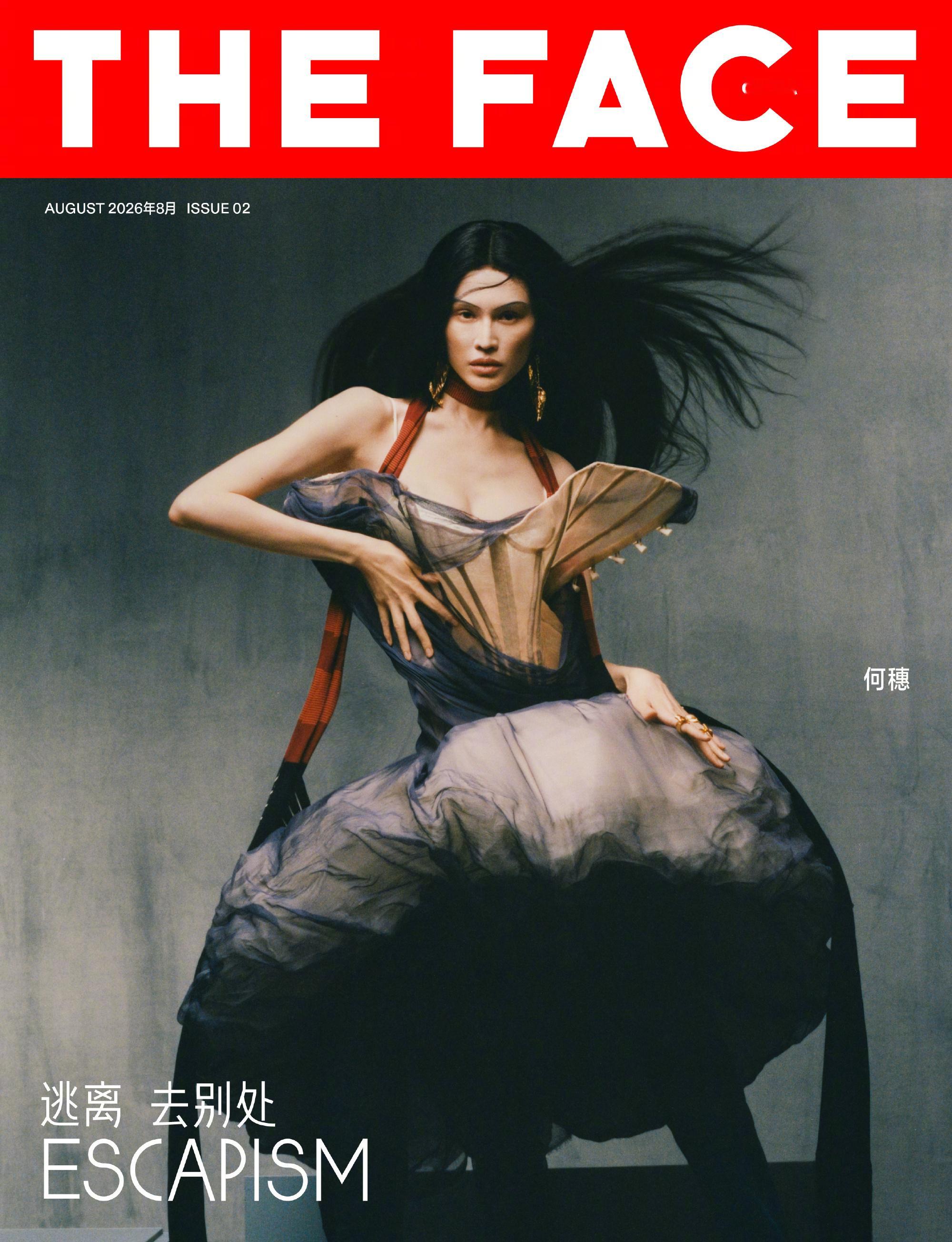 何穗身着balenciaga2026秋冬系列紫红色皮革外套登《THE FACE》