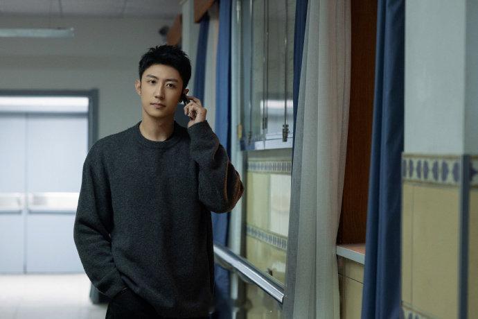 确诊为黄景瑜走路粉确诊为黄景瑜走路粉，黄景瑜的走路姿势也太绝了！一步三摇帅到心巴