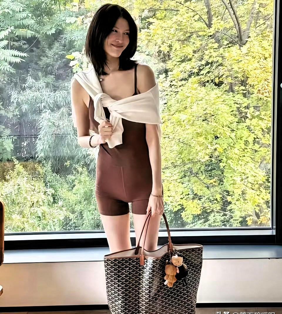 36岁生完孩子还穿比基尼炸街？
何穗这肚子比20岁少女还平，直接把你看懵。
不是