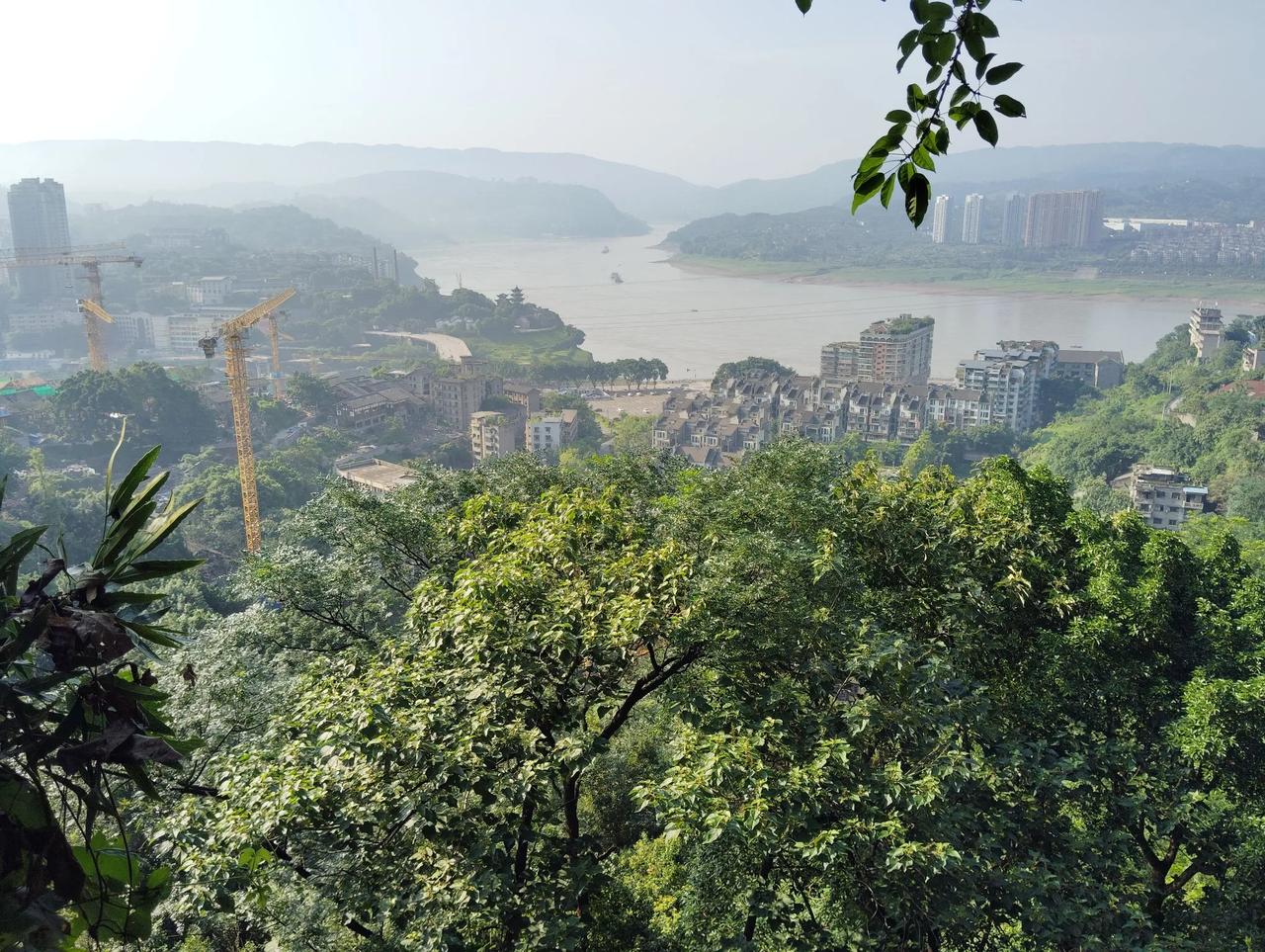 这个问题，重庆这个地方是夏季火炉热7.8.9三个月温度在35度。最高40度连晴高