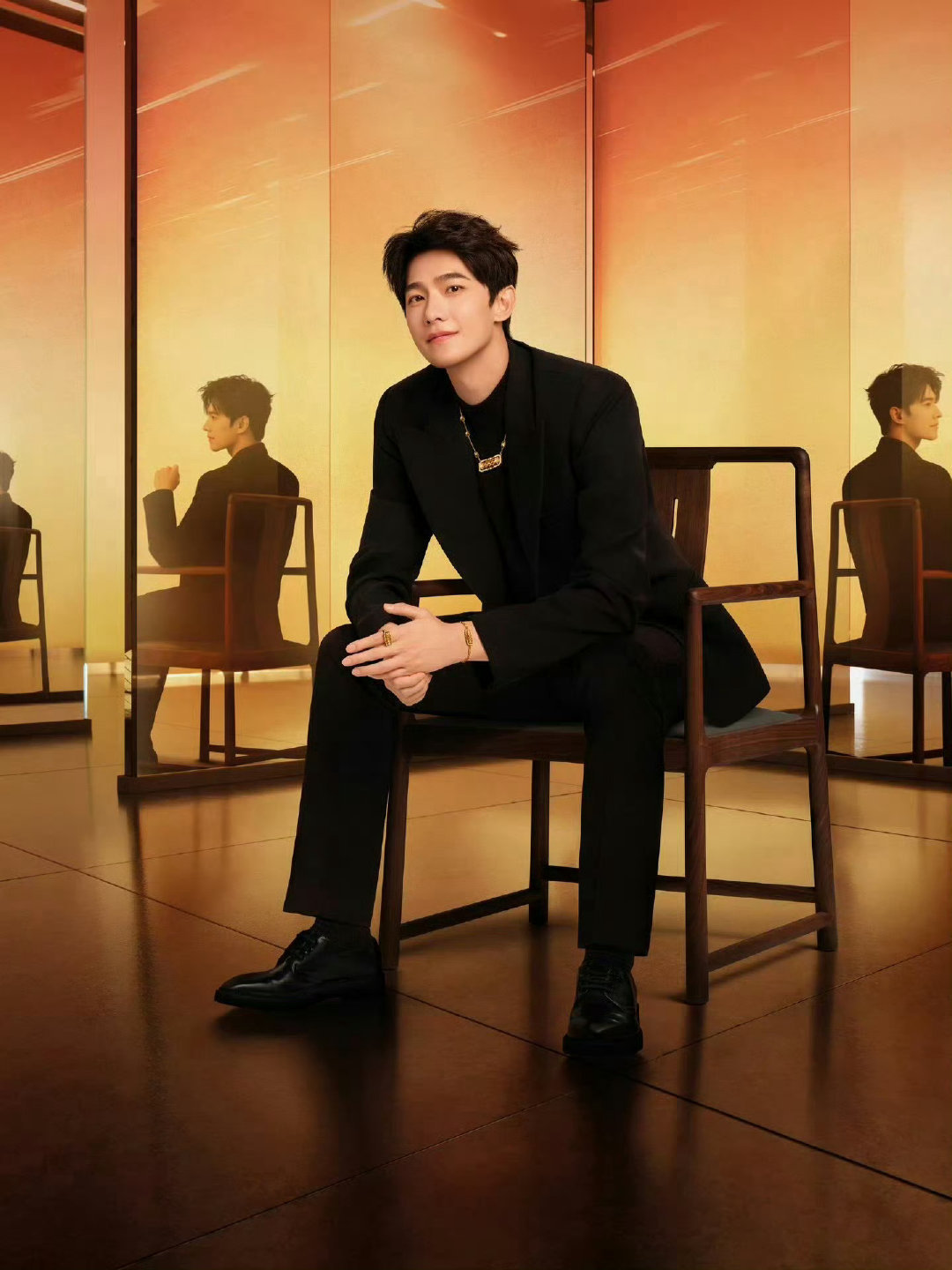 杨洋周大福全球品牌代言人 周大福官宣杨洋担任全球品牌代言人，黑金造型配帅哥，更显