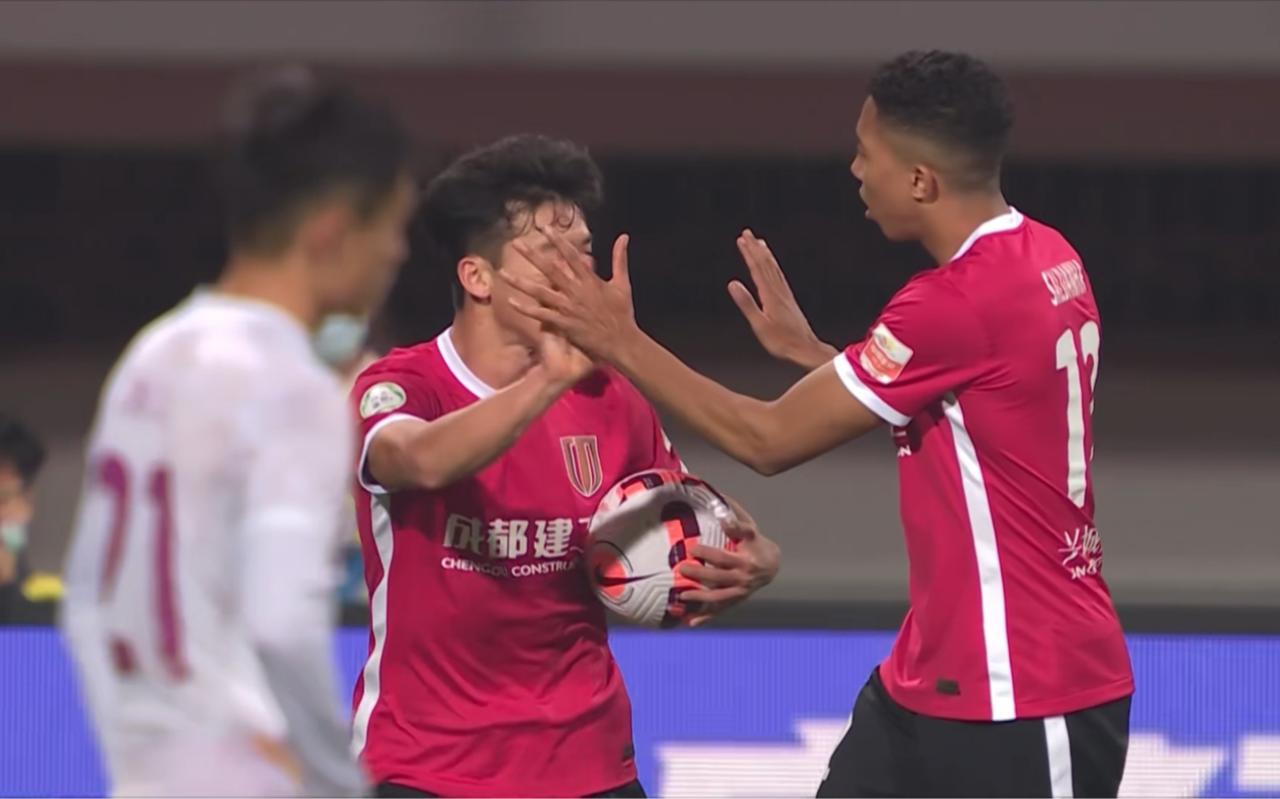 如何看待成都蓉城2:1上海申花，艾克森点球绝杀，马镇直红？黄强歪谈体育认为，综上
