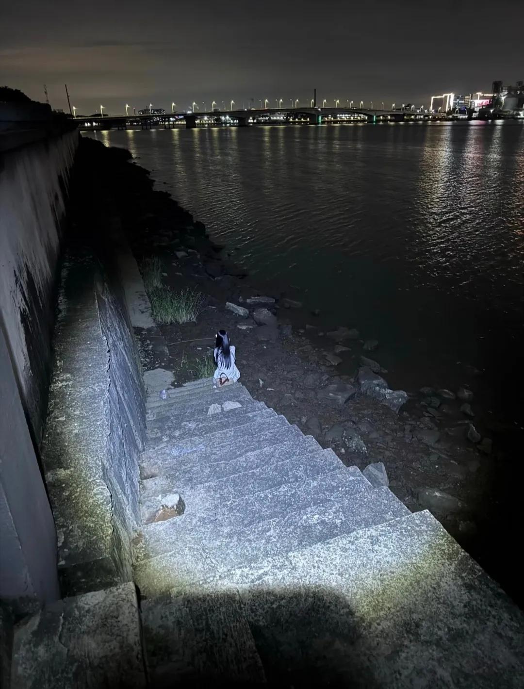 半夜出去钓鱼差点把自己吓到失禁！